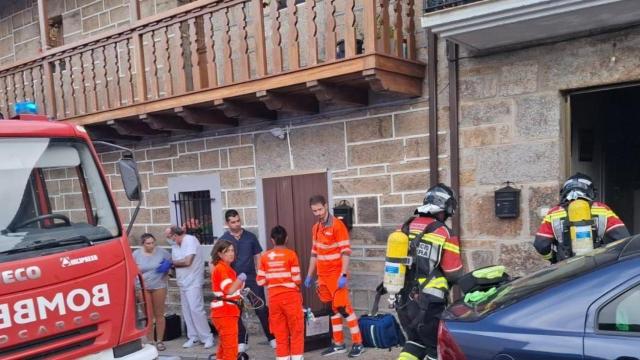 Los bomberos entran al domicilio afectado por el fuego