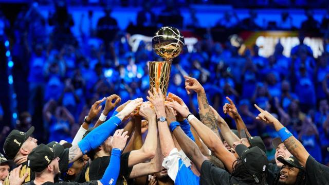 Los jugadores de Oklahoma City Thunder levantan el trofeo de campeones de la NBA