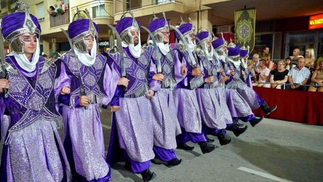 Una foto del Gran Desfile de Moros y Cristianos de Santomera de 2024.