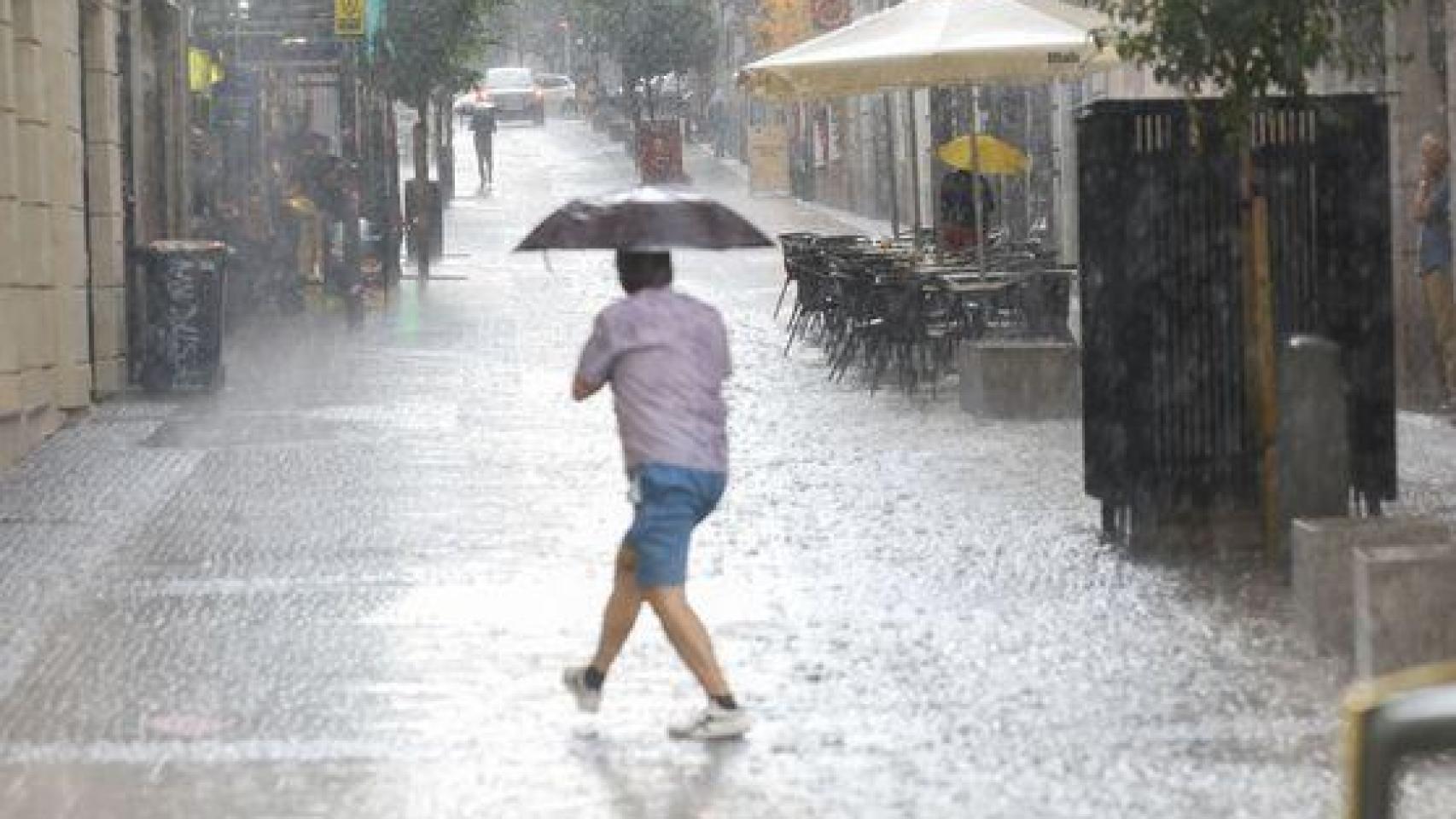 Un hombre se protege de una tormenta