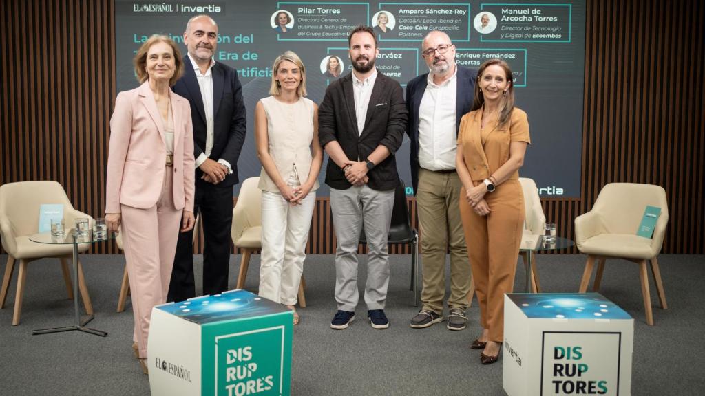 De izquierda a derecha: La directora general de Business & Tech y Empresas del Grupo Educativo UAX, Pilar Torres; el director de Talento, Cultura y Transformación de Repsol, Enrique Fernández; la CCEP Iberian Data&AI Lead de Coca Cola, Amparo Sánchez; el subdirector de DISRUPTORES, Alberto Iglesias; el director de Tecnología y Digital de Ecoembes, Manuel de Arcocha Torres; y la directora global de talento en Mapfre, María Narváez.