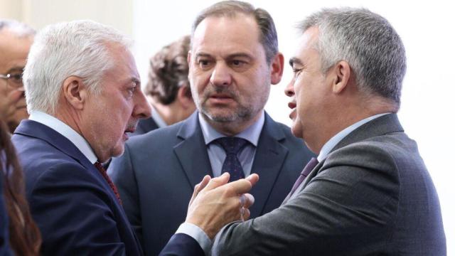 Pepe Blanco, José Luis Ábalos y Santos Cerdán durante el traspaso de cartera a Óscar Puente como nuevo ministro de Transportes, en noviembre de 2023.