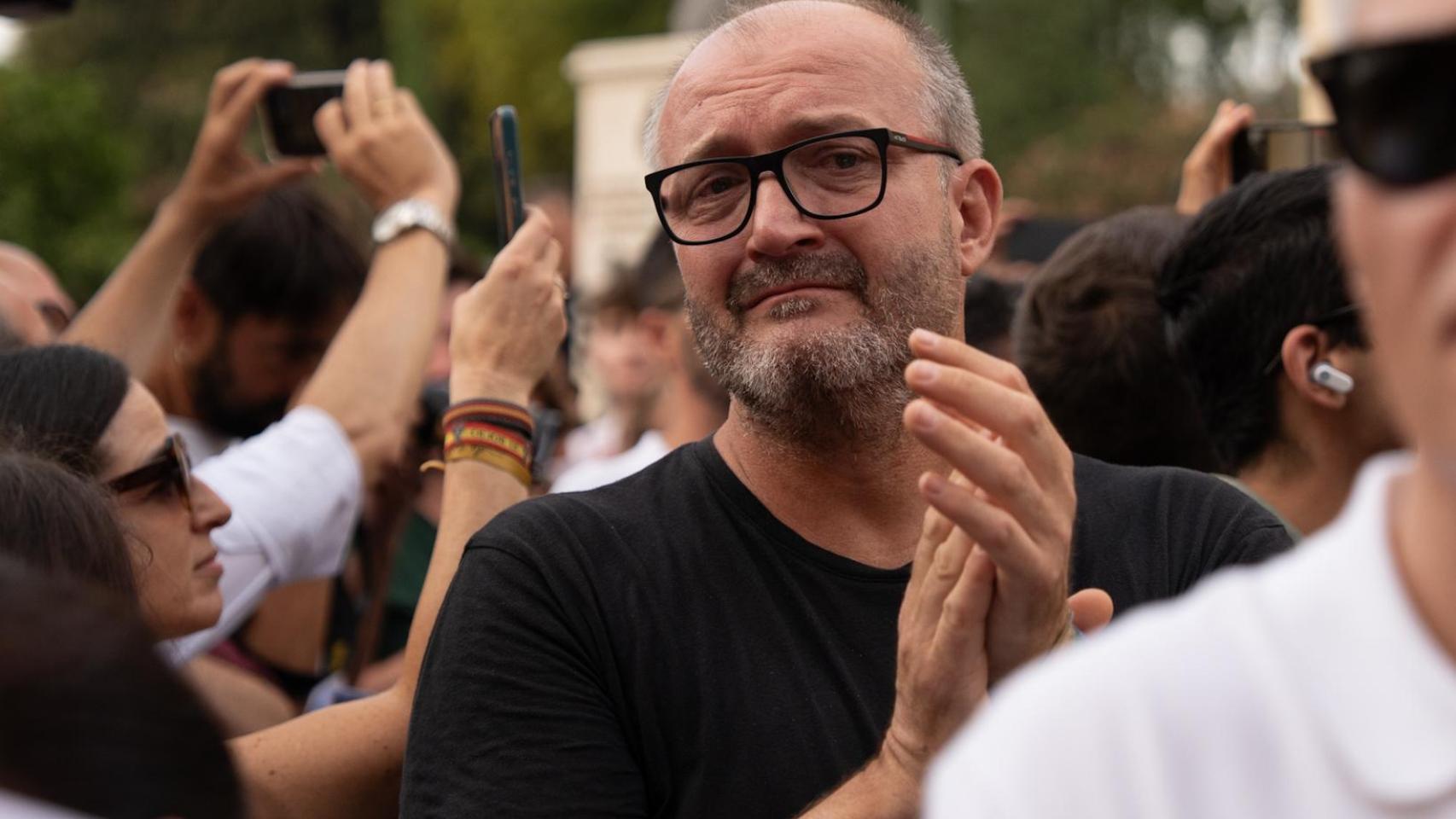 En imágenes, cientos de sevillanos exigen dimisiones por la restauración fallida de la Macarena