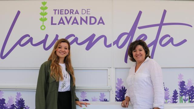 María Ruiz junto a su hija, Sofía Fonseca, frente a su pequeña 'lavandeta'.