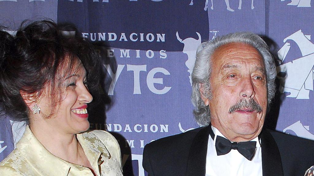 PiPilar Alonso, la viuda de Manolo Zarzo, junto al célebre actor en un evento público, en 2007.