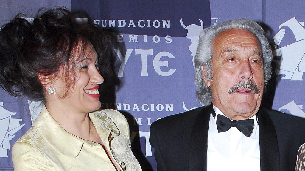 Pilar Alonso, la viuda de Manolo Zarzo, junto con el famoso actor en un evento público, en 2007.