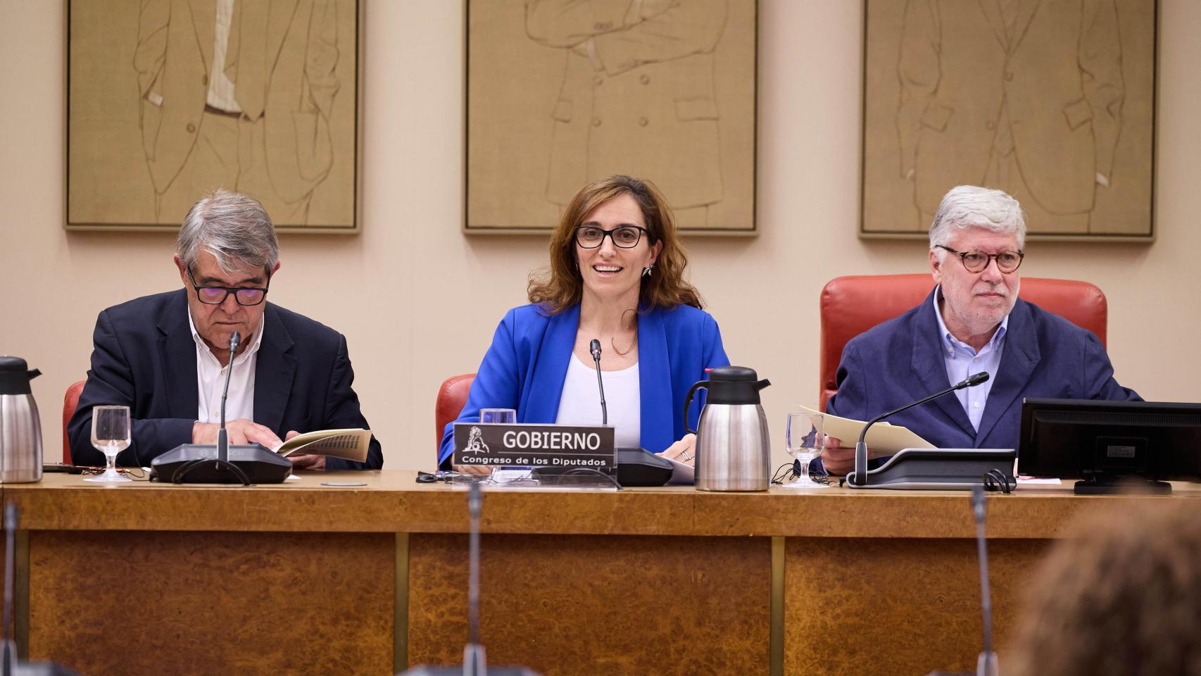 En el centro, Mónica García, ministra de Sanidad. A la izquierda y a la derecha, los diputados Modesto Pose y Agustín Santos.