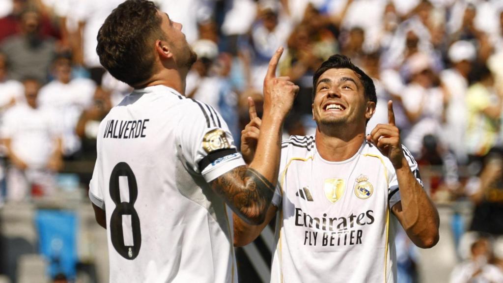 Valverde y Brahim celebran un gol