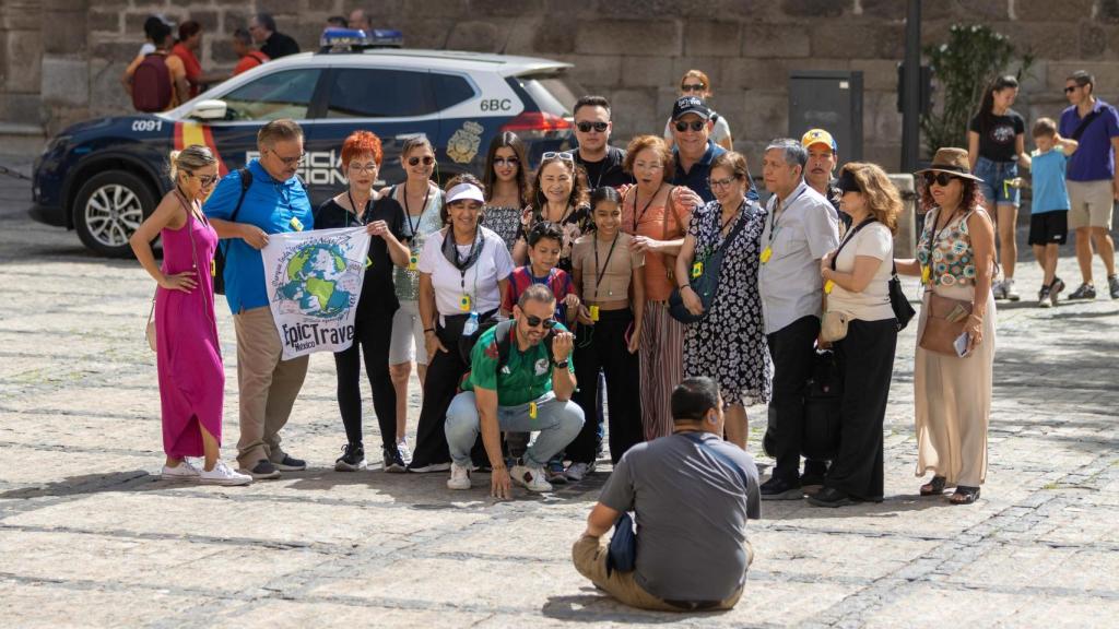 Un grupo de turistas en la plaza del Ayuntamiento de Toledo.