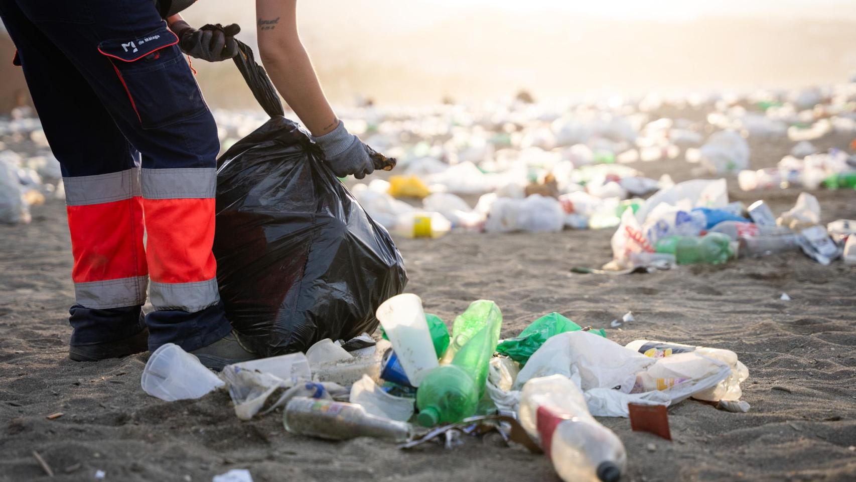 Una operaria de Limasam recoge parte de los residuos.