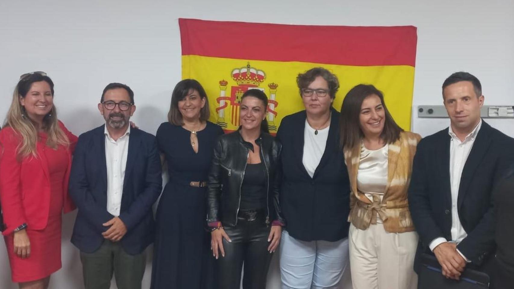 La vicepresidenta y el presidente de Avanza en Libertad Castilla y León, los procuradores Ana Rosa Hernando y Javier Teira, junto a otros dirigentes de la asociación y la exdiputada de Vox Macarena Olona, en un acto en Oviedo