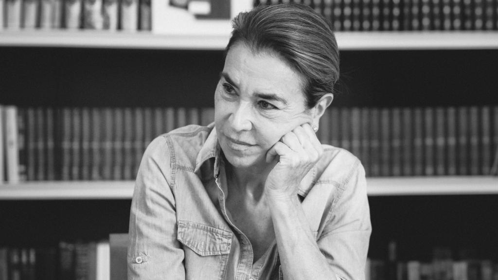 La autora, sumergida en la conversación.