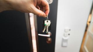 Propietario con sus llaves de casa.