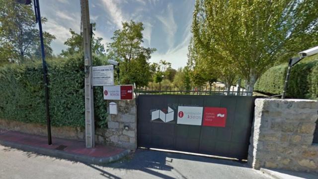 Entrada a la Escuela Jaime Vera, en Galapagar, en una imagen de 2012.