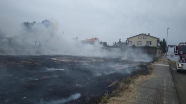 Una hoguera de San Juan en Melide (A Coruña) provoca un incendio en un finca urbana