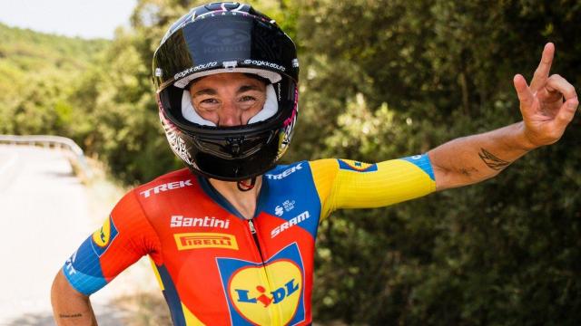 Aleix Espargaró, con el casco de moto sobre la bicicleta.
