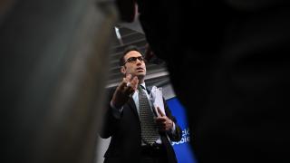 El ministro de Economía, Carlos Cuerpo, conversa con un grupo de periodistas tras la rueda de prensa posterior a la reunión del Consejo de Ministros del martes en La Moncloa.