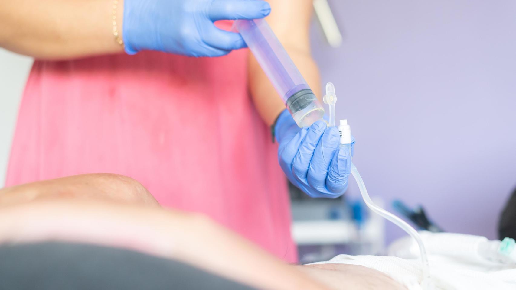 Un paciente con ELA recibiendo cuidados.