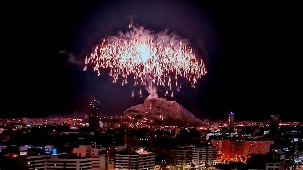 Palmera lanzada desde el Monte Benacantil de Alicante que ha dado comienzo a la cremà.