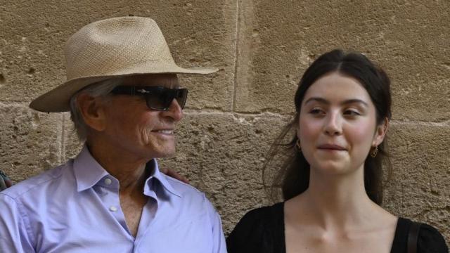 Michael Douglas y su hija, Casy, en Menorca en junio de 2025.