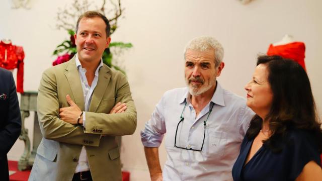 El diseñador junto al alcalde de la ciudad, Carlos Velázquez.