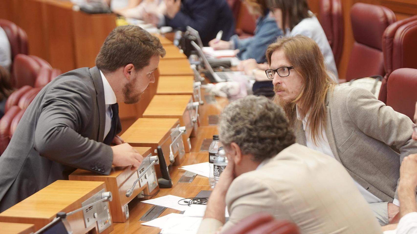 El procurador de Vox Miguel Suárez habla con el procurador de Unidas Podemos, Pablo Fernández, durante el pleno de las Cortes de Castilla y León de este miércoles
