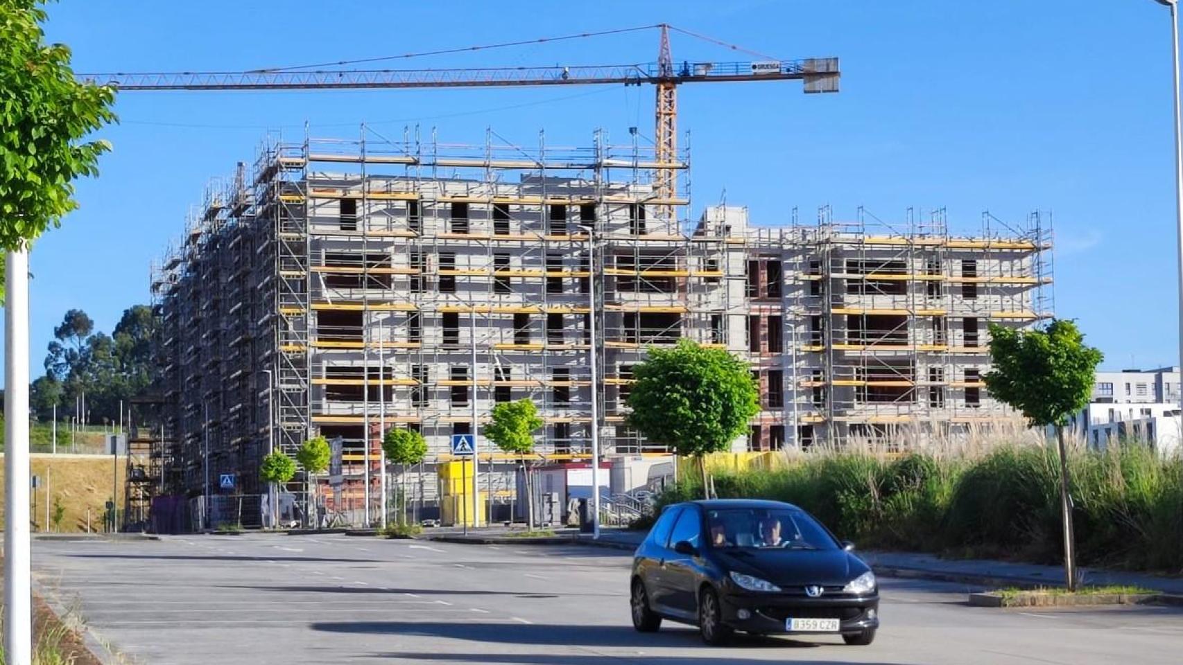 Un edificio en construcción en el barrio de Xuxán en A Coruña.