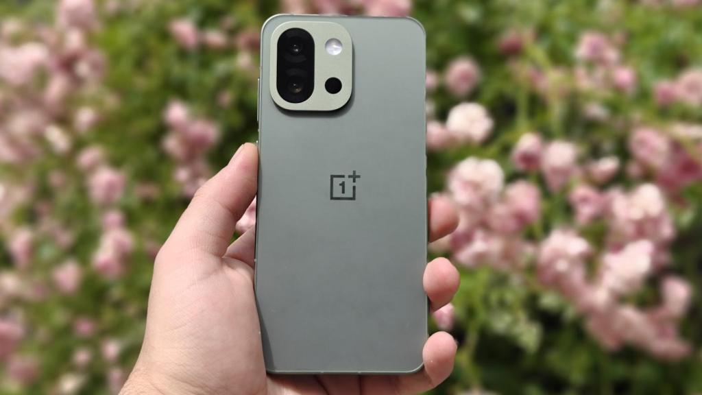 OnePlus 13s en mano