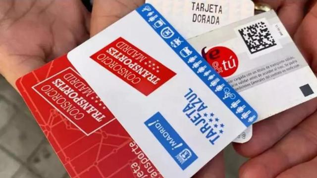 Diferentes títulos de transporte en Madrid.