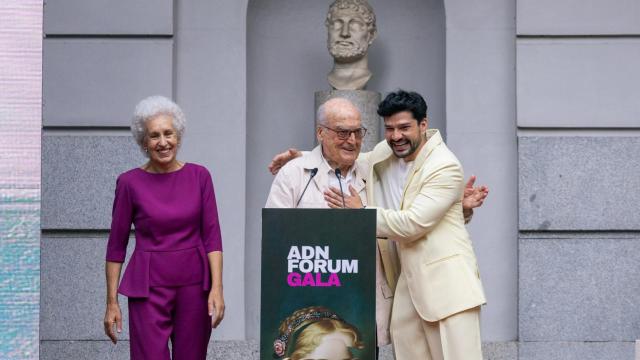 Luis Gordillo, junto a su mujer Pilar Linares, recibe el Reconocimiento Honorífico a las Artes de manos de Gabriel Castillo. Foto: ADN Fórum
