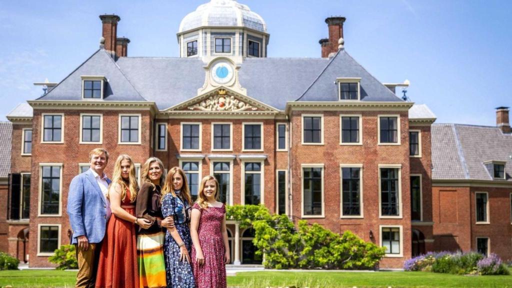 La Familia Real neerlandesa junto al Palacio Huis ten Bosch.