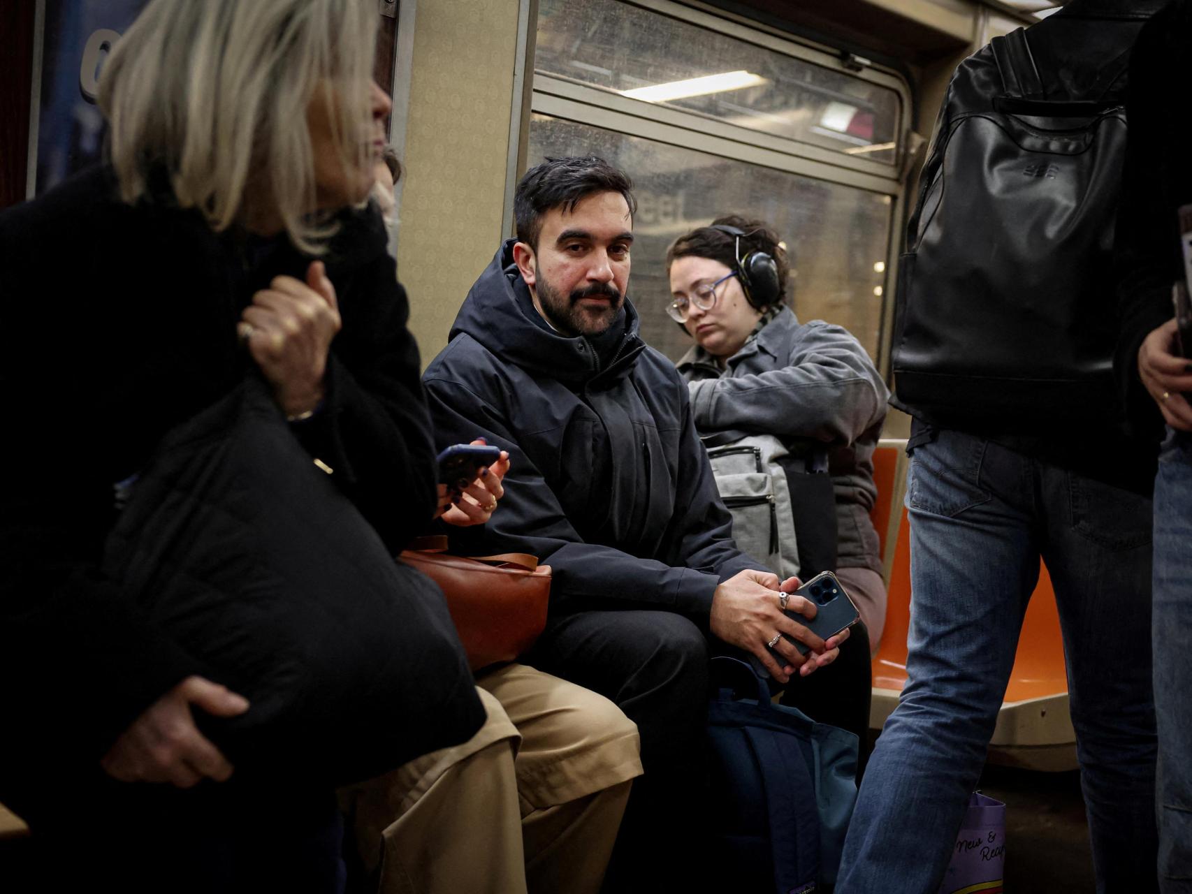 El candidato a la alcaldía de la ciudad de Nueva York, Zohran Mamdani, en el metro.