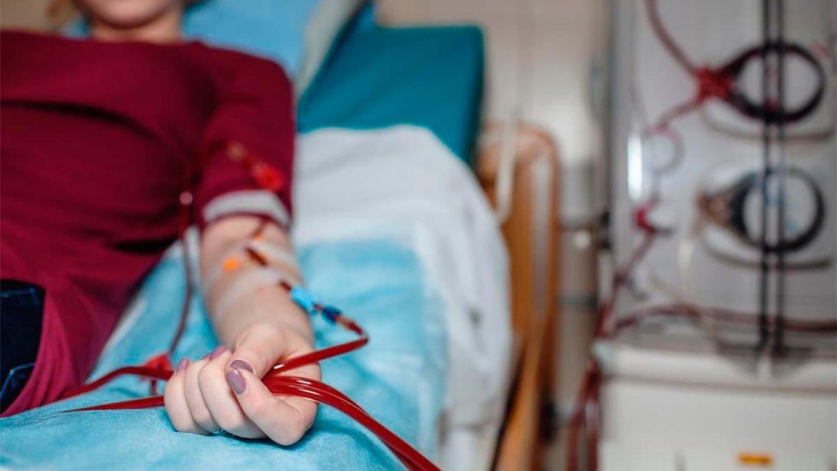 Una paciente se somete a una diálisis.
