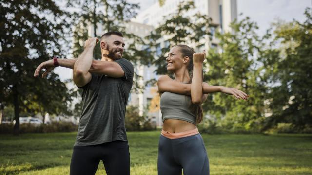 Imagen de archivo de una pareja haciendo deporte.