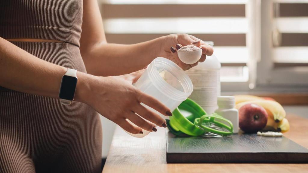 Imagen de archivo de una mujer haciéndose un batido con creatina.