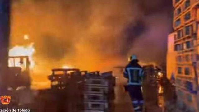 Imagen del incendio captada por los bomberos del CPEIS.