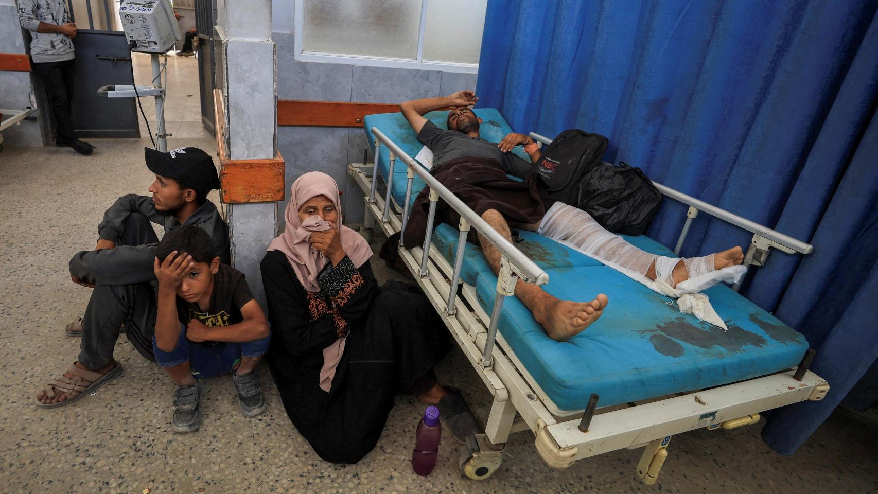 Gazatíes heridos tras un bombardeo israelí buscan refugio en el hospital de Al-Shifa, el pasado 18 de junio de 2025.