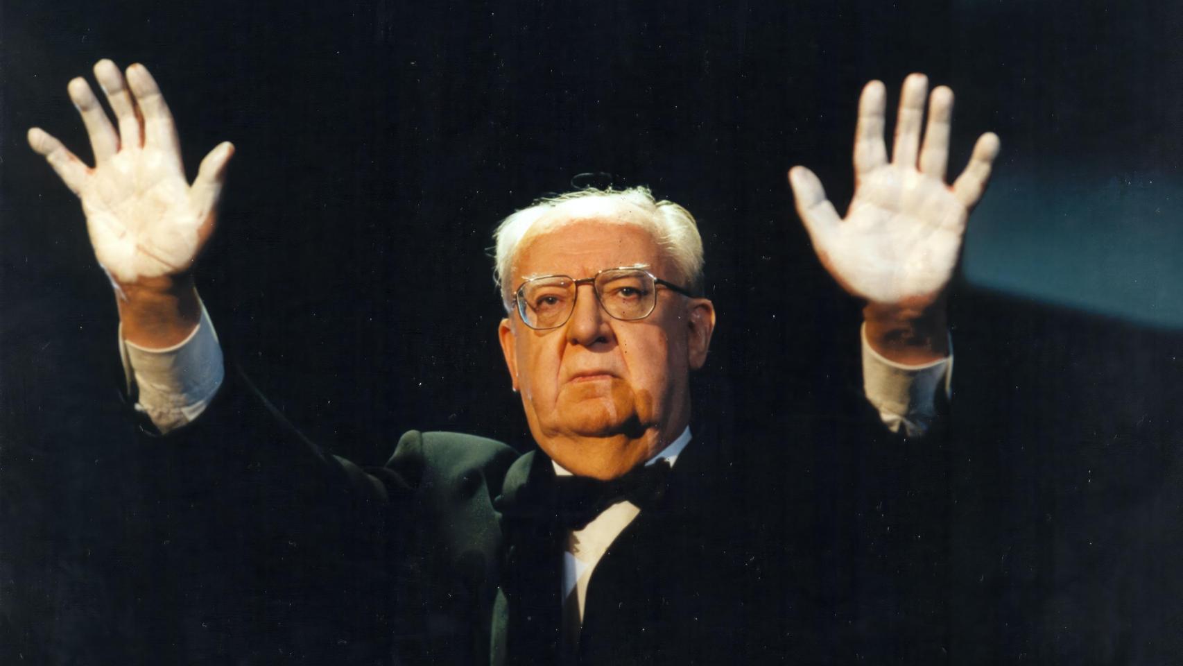 José Luis Borau, en el discurso de las 'manos blancas' en los Premios Goya de 1998. Foto: Pipo Fernández