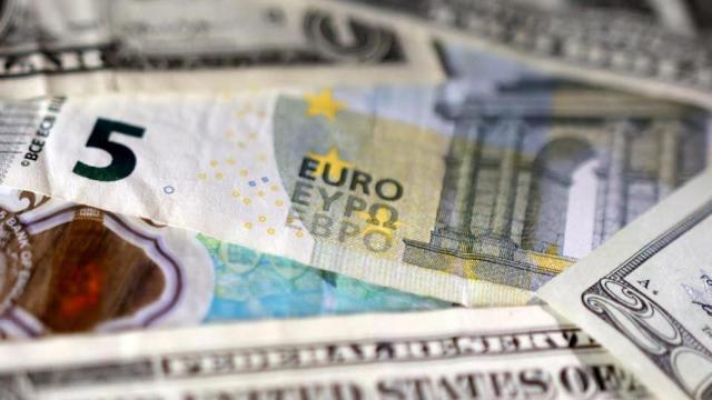 Billetes de euro y de dólar.