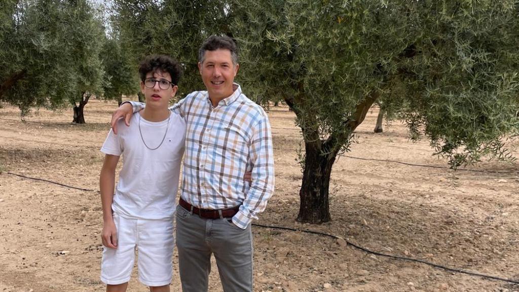 José Daniel Rodríguez, junto a su hijo en sus cultivos de almendros.