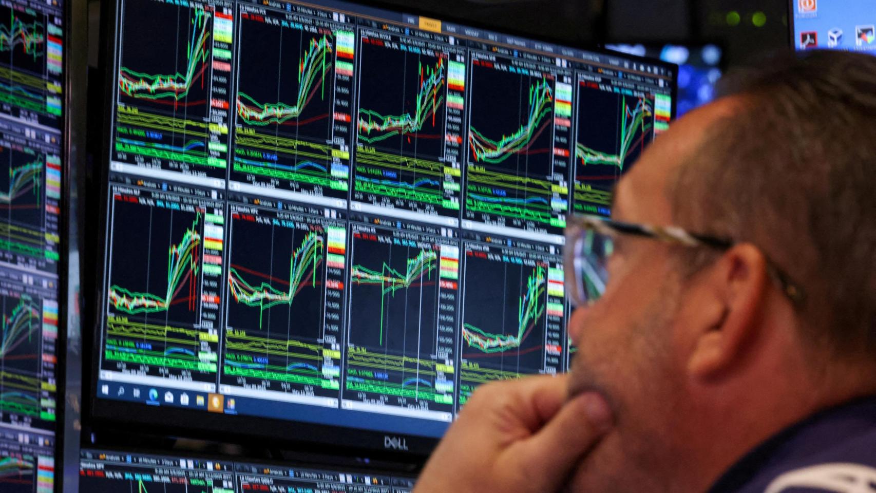 Un 'trader' observa unos gráficos en una pantalla  en el parqué de la Bolsa de Nueva York.