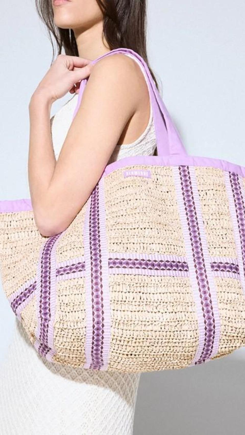 El bolso de rafia de Sara Carbonero.