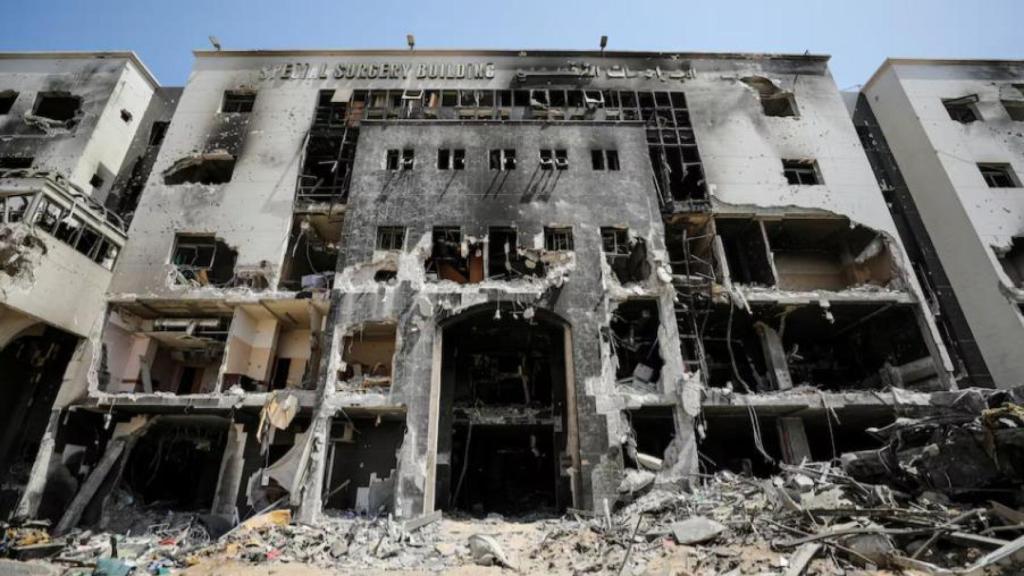 Palestinos inspeccionan los daños en el Hospital Al Shifa después de que las fuerzas israelíes se retiraran del hospital y sus alrededores tras una operación de dos semanas, en medio del conflicto en curso entre Israel y Hamás, en la ciudad de Gaza el 1 de abril de 2024.