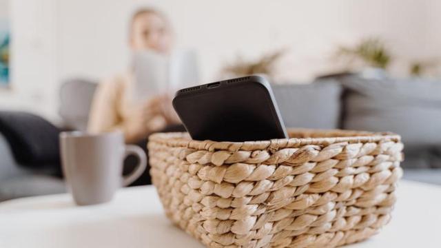 Una mujer aleja su móvil para disfrutar de la desconexión digital.