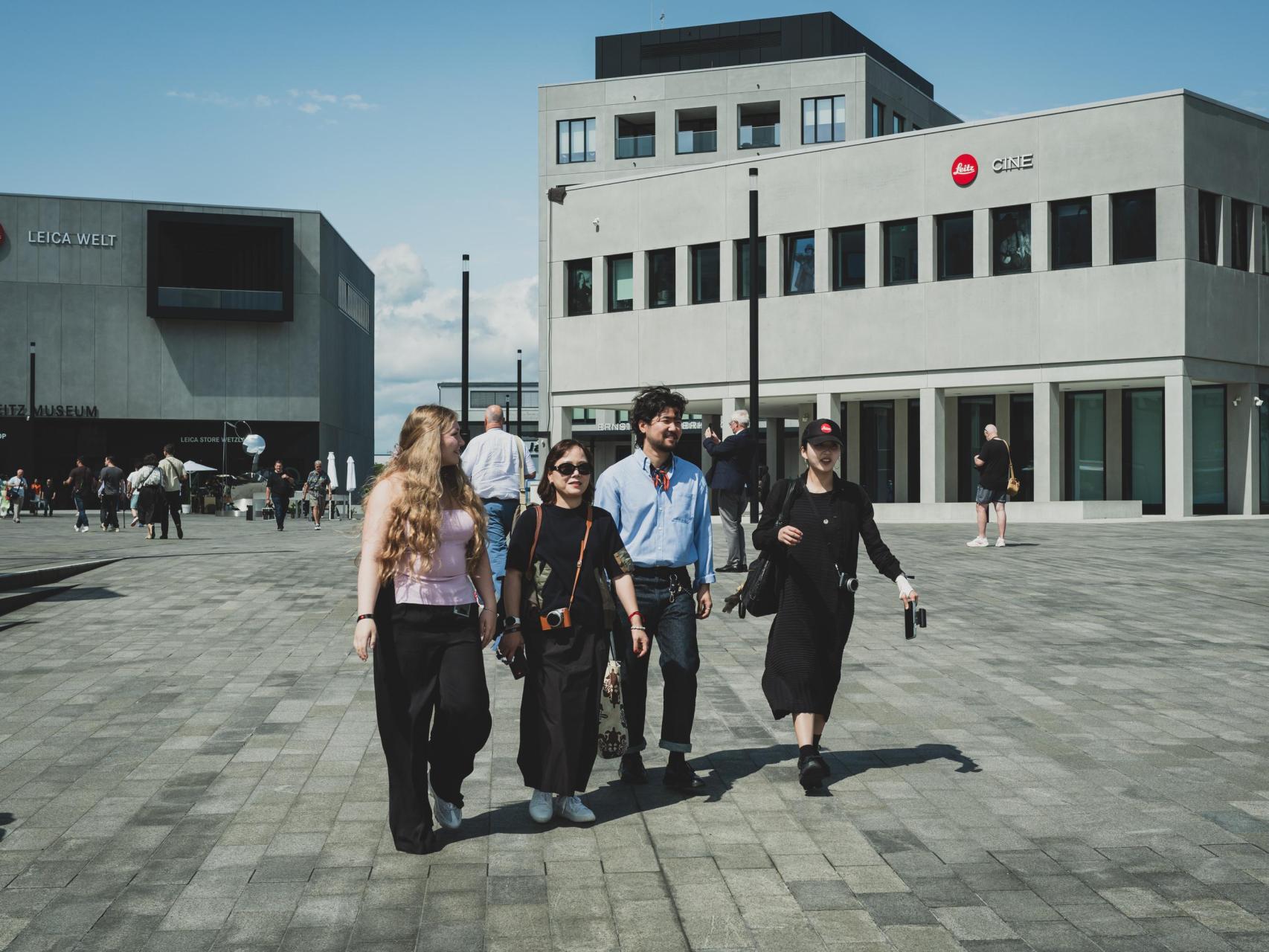 Un grupo de aficionados a Leica pasea por el 'Leitz Park' de Wetzlar, la ciudad temática de la marca