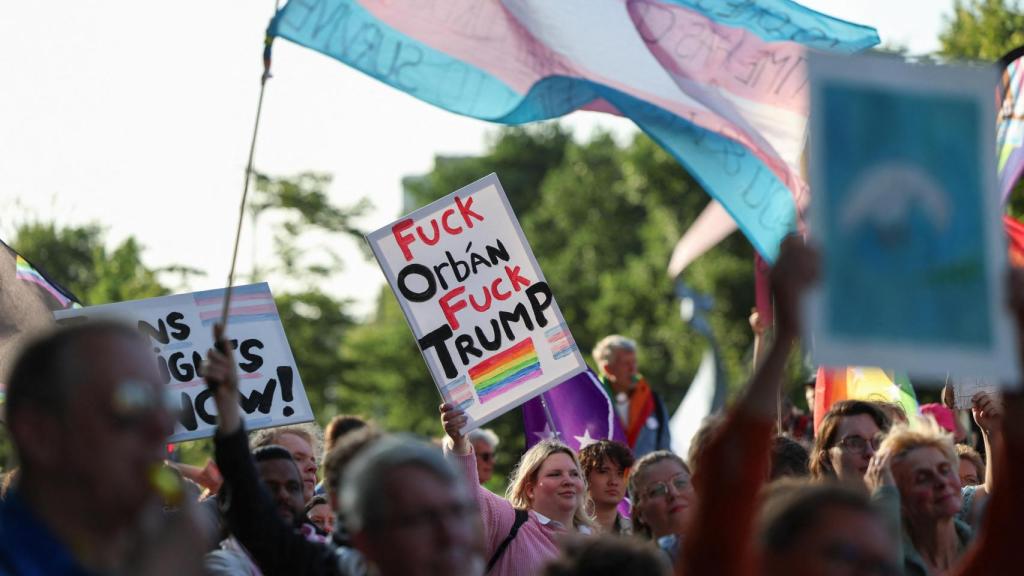 Protesta de activistas LGTBI contra Viktor Orbán y Donald Trump esta semana durante la cumbre de la OTAN en La Haya.