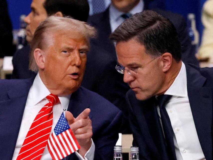 Donald Trump conversa con Mark Rutte durante la cumbre de la OTAN en La Haya.