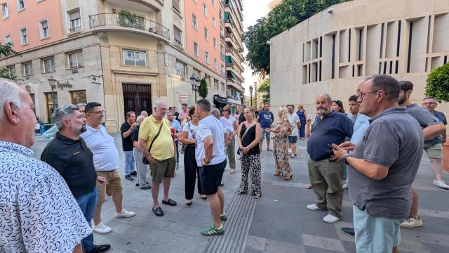 El presidente de la Federació de Fogueres, David Olivares en el centro, ante los barraquers este jueves.