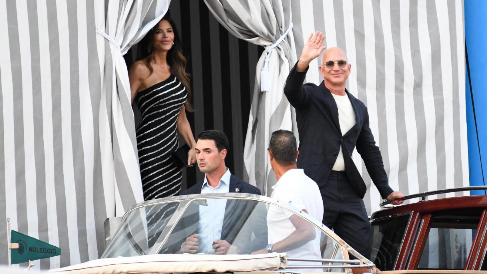Jeff Bezos y Lauren Sánchez llegando a su hotel de Venecia.