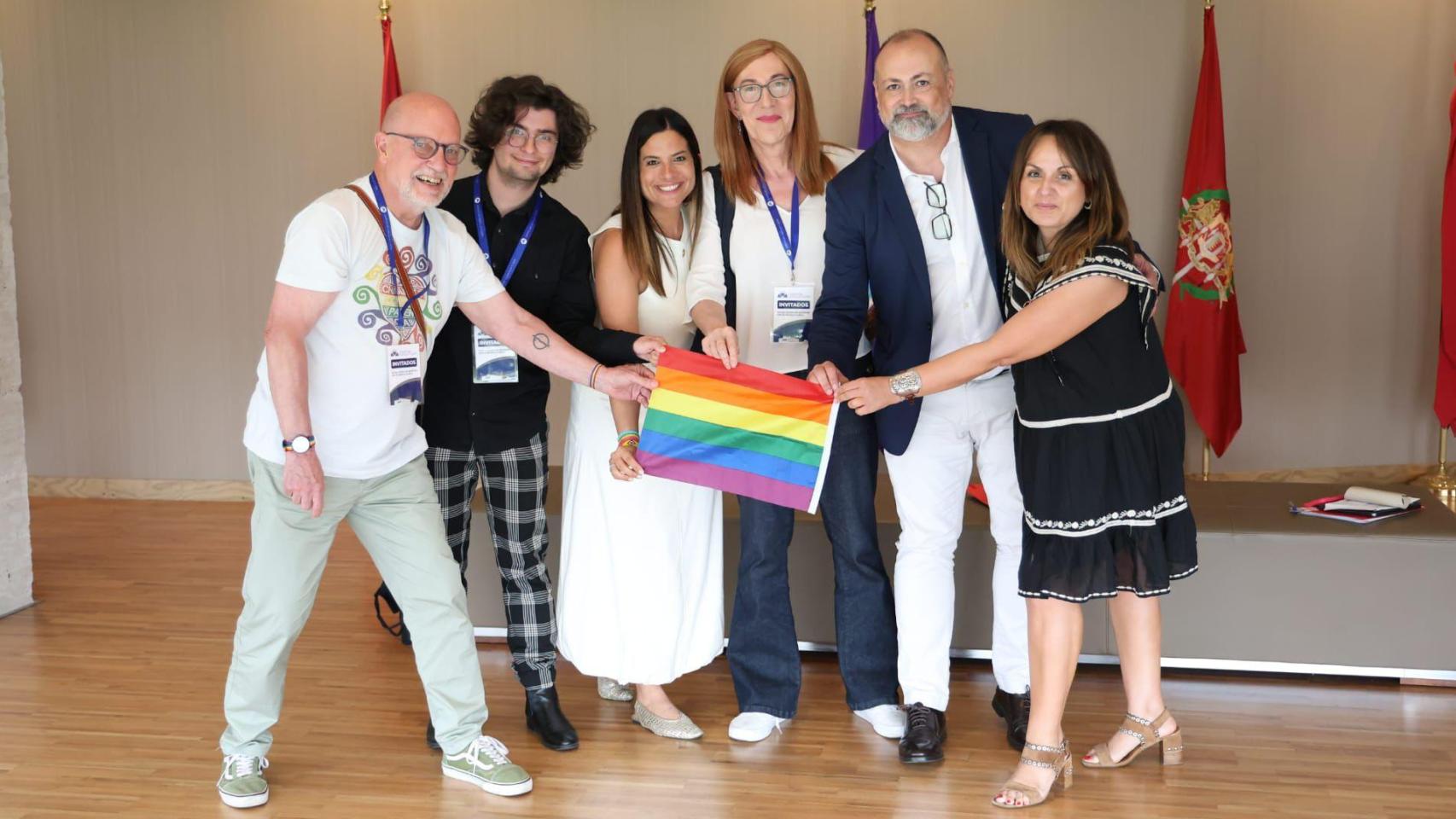 La viceportavoz del Grupo Socialista, Nuria Rubio, el procurador socialista Miguel Hernández Alcojor y la portavoz, Patricia Gómez Urbán, con representantes del colectivo LGTBI tras la toma en consideración de su proposición de ley en las Cortes, el pasado 11 de junio